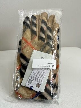 BURBERRY Women’s Check-Pattern Wool Gloves Size 7.5 NEW!!